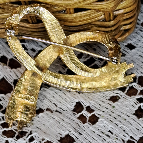 Vintage Signed ART Arthur Pepper Gold Tone Layered Ribbon Brooch Textured - Picture 4 of 5